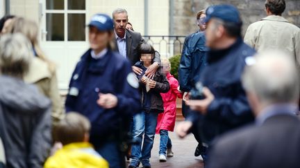 Des parents r&eacute;cup&egrave;rent leurs enfants &agrave; l'&eacute;cole maternelle priv&eacute;e La Rochefoucauld&nbsp;&agrave; Paris (7e), apr&egrave;s le suicide d'un homme, sous les yeux d'une dizaine d'&eacute;l&egrave;ves, jeudi 16 mai 2013. (MARTIN BUREAU / AFP)