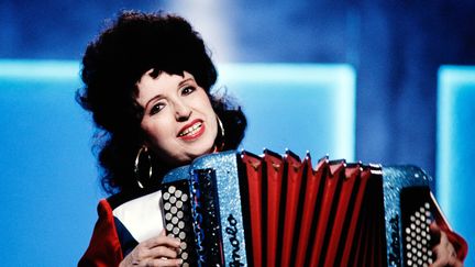 L'accordéoniste Yvette Horner&nbsp;lors d'une performance sur la chaîne Canal+, le 17 février 1987. (GEORGES BENDRIHEM / AFP)