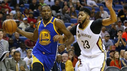 Kevin Durant à la lutte avec Anthony Davis (JONATHAN BACHMAN / GETTY IMAGES NORTH AMERICA)