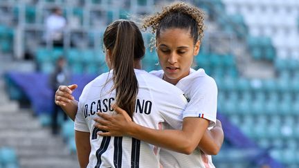 La milieu française Delphine Cascarino cèlèbre son but avec Ella Palis, lors du match de qualification pour la Coupe du monde féminine 2023 entre l'Estonie et la France, le 2 septembre 2022. (RAIGO PAJULA / AFP)