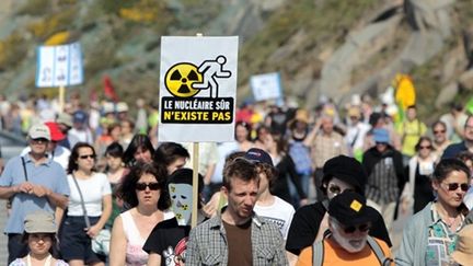 Manifestation anti-nucléaire devant le chantier EPR de Flamanville, samedi 23 avril 2011. (AFP)