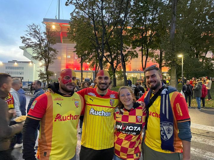 Baptiste (left), accompanied by his friends Romain, Mégane and Thomas, also Lensois supporters near the Bollaert-Delelis stadium, October 24, 2023. (Denis Ménétrier)