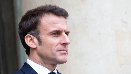 Le président Emmanuel Macron, sur le perron de l'Elysée, le 10 mai 2023. (IBRAHIM EZZAT / ANADOLU AGENCY / AFP)