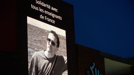 Une photo projetée sur la façade d'un Conseil régional en hommage à Samuel Paty, le 21 octobre 2020. (ALAIN PITTON / NURPHOTO)