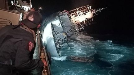 Le "HTMS Sukhothai", une corvette de la Marine thaïlandaise, qui a coulé dans la nuit du 18 au 19 décembre 2022, au large des côtes du pays. (HANDOUT / ROYAL THAI NAVY / AFP)