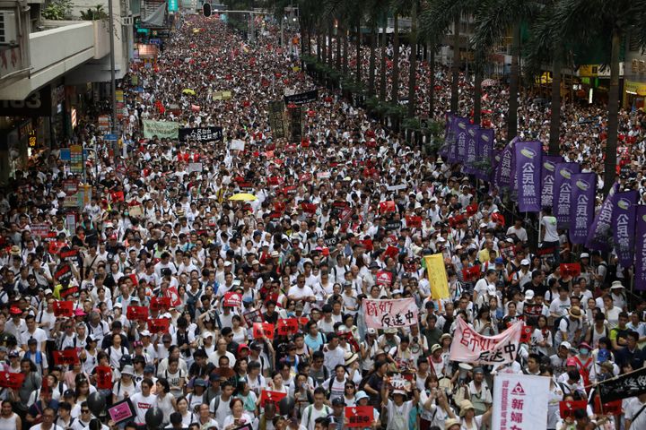 Des centaines de milliers de personnes ont manifesté dans les rues de Hong Kong, le 9 juin 2019.&nbsp; (DALE DE LA REY / AFP)