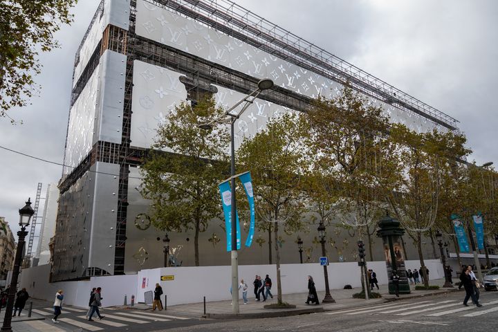 La façade du futur bâtiment Louis Vuitton sur les Champs-Élysées (Paris) recouverte d'une bâche avec le logo de la marque, le 3 novembre 2023. (BERTRAND GUAY / AFP)