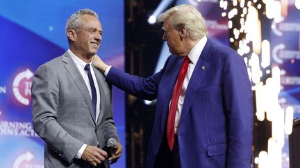 Robert F. Kennedy Jr et Donald Trump, le 23 octobre 2024 lors d'un meetinf à Duluth, en Géorgie aux Etats-Unis. (ANNA MONEYMAKER / AFP)