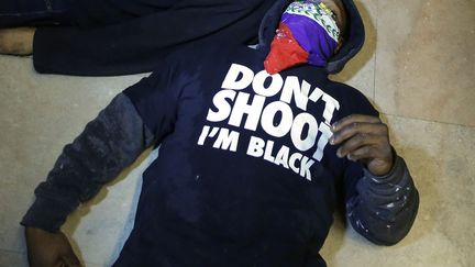 Un manifestant participe &agrave; un "die-in" dans la gare de Grand Central &agrave; New York (Etats-Unis), le 6 d&eacute;cembre 2014. (EDUARDO MUNOZ ALVAREZ / AFP)