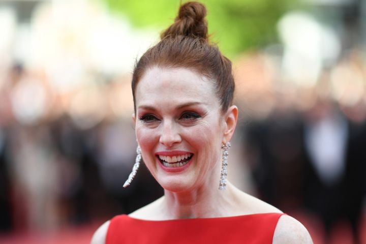 Julianne Moore, tout sourire pour la montée des marches à Cannes où elle présente "Wonderstruck" de Todd Haynes.
 (LOIC VENANCE / AFP)