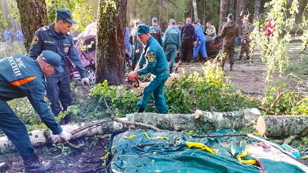 Des secouristes s'affairent, le 30 juillet 2023, après le passage d'un ouragan dans l'ouest de la Russie. (RUSSIAN EMERGENCIES MINISTRY / AFP)