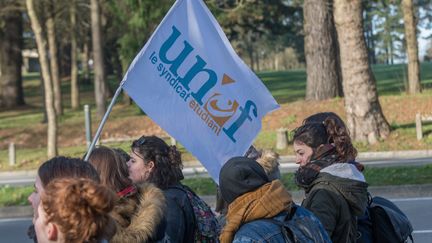 Des militantes de l'Unef, lors d'une manifestation contre la hausse des frais d'inscription pour les étrangers, le 13 février 2019. (ESTELLE RUIZ / NURPHOTO / AFP)