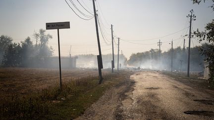 Une route endommagée à proximité de la ville de Pokrovsk, dans l'est de l'Ukraine, le 28 septembre 2024. (VINCENZO CIRCOSTA / ANADOLU / AFP)