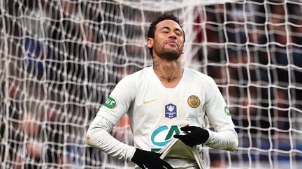 L'attaquant du PSG Neymar réagit après avoir loupé une occasion de but face à Rennes en finale de la Coupe de France, samedi 27 avril 2019 au Stade de France. (MARTIN BUREAU / AFP)