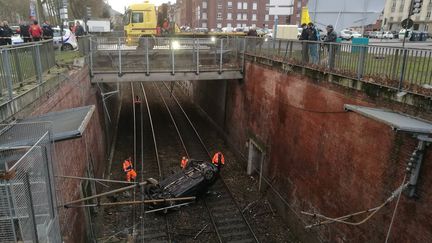 Le véhicule est tombé sur les voies à proximité de la gare Saint-Roch à Amiens (Somme), le dimanche 31 décembre. (BASTIEN DECEUNINCK / RADIO FRANCE)