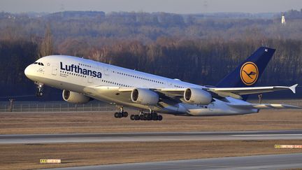 Un Airbus A380 Johannesburg, de la compagnie Lufthansa, au décollage, à l'aéroport de Munich (Allemagne), le 16 décembre 2021. (FRANKHOERMANN / SVEN SIMON / MAXPPP)