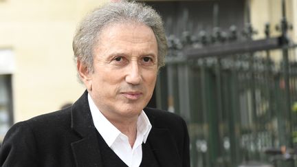 Michel Drucker arrive à l'église de Saint-Germain-des-Près (Paris), le 4 juin 2020, pour les funérailles de Guy Bedos. (BERTRAND GUAY / AFP)