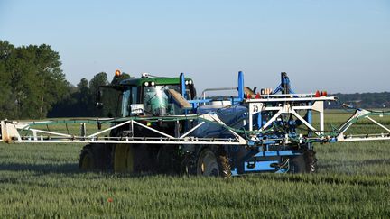 Traitement aux pesticides d'un champs de céréales dans l'est de la France. Illustration. (JEAN-PIERRE AMET / MAXPPP)