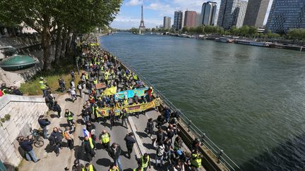 Des "gilets jaunes" le long de la Seine à Paris, le 27 avril 2019. (MICHEL STOUPAK / NURPHOTO / AFP)