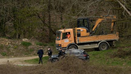 Les fouilles pour retrouver le corps de l'enfant, à Rumel (Ardennes), le 8 avril 2021 (KAREN KUBENA / MAXPPP)