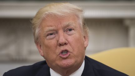 Donald Trump s'adresse au&nbsp;secrétaire d'Etat, Henry Kissinger, lors d'une réunion à la Maison Blanche (Washington), le 10 mai 2017. (JIM WATSON / AFP)