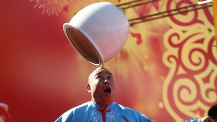 Un acrobate se produit &agrave; l'occasion des c&eacute;l&eacute;brations du Nouvel an chinois &agrave; P&eacute;kin (Chine), le 18 f&eacute;vrier 2015. (KIM KYUNG HOON / REUTERS)