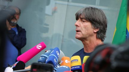 Le sélectionneur allemand Joachim Löw donne une conférence de presse à l'aéroport de Francfort (Allemagne), le 28 juin, au lendemain de l'élimination de l'Allemagne en Coupe du monde. (YANN SCHREIBER / AFP)