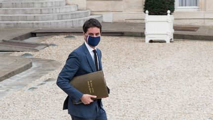 Gabriel Attal sort d'un conseil des ministres à l'Elysée (Paris), le 10 mars 2021. (ANDREA SAVORANI NERI / NURPHOTO / AFP)