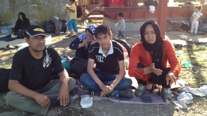 Originaire d'Afghanistan, cette famille attend depuis mercredi soir de pouvoir quitter la gare de Tovarnik. (ELISE LAMBERT / FRANCETV INFO)