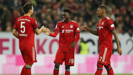 Alphonso Davies entre Mats Hummel et Jerome Boateng, lors d'un match amical Bayern-Mönchengladbach, le 13&nbsp;janvier 2019. (FIRO SPORTPHOTO/JORGEN FROMME / AUGENKLICK/FIRO SPORTPHOTO / MAXPPP)