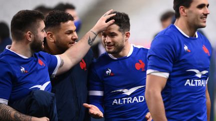 Brice Dulin félicité par ses coéquipiers après l'essai de la victoire face au pays de Galles, le 20 mars 2021 au Stade de France. (FRANCK FIFE / AFP)