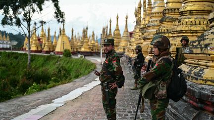 Groupe armé d'une minorité ethnique Ta'ang de l'Armée de libération nationale, près d'un temple saisi à l'armée birmane dans le nord de l'État Shan, le 13 décembre 2023. (STR / AFP)