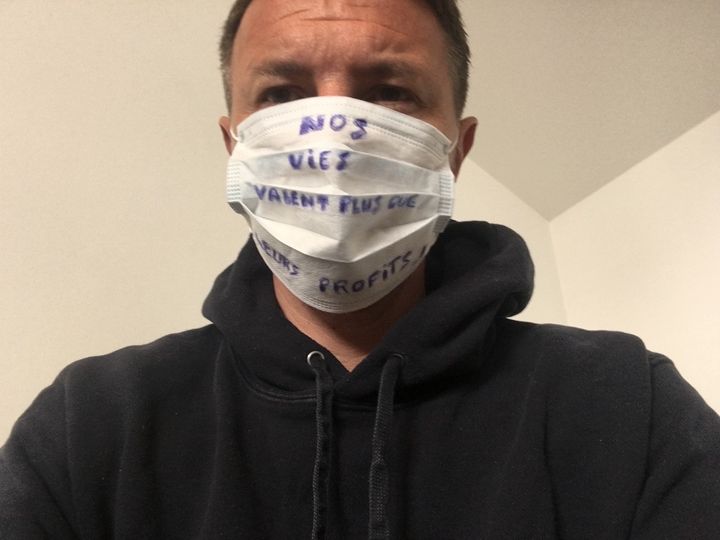 "Nos vies valent plus que leurs profits" : en confinement ce 1er mai 2020, Olivier Besancenot manifeste avec son masque. (Elodie Suigo / Radio France)