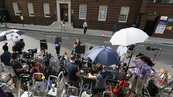 Des journalistes devant l'h&ocirc;pital St Mary, &agrave; Londres (Royaume-Uni), le 16 juillet 2013. (STEFAN WERMUTH / REUTERS)