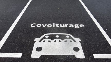 Un parking réservé au covoiturage à Evian-Les-Bains, en Haute-Savoie. (COLORS HUNTER / MOMENT RF / GETTY IMAGES)