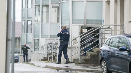 L'entrée de l'immeuble dans lequel le corps inanimé d'une petite fille de 5 ans a été retrouvé, le 25 avril 2023, à Rambervillers (Vosges). (JEROME HUMBRECHT / MAXPPP)