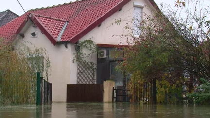 Après deux semaines sous l'eau, certaines maisons du Pas-de-Calais sont abimées et fragilisées. Les habitants devront attendre la décrue avant d'envisager des travaux. Explications. (France 2)