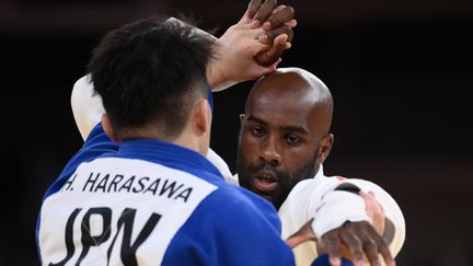 Teddy Riner&nbsp;s'est&nbsp;remobilisé après sa défaite en quarts de finale pour arracher la médaille de bronze aux JO de Tokyo, aux dépens du Japonais&nbsp;Hisayoshi Harasawa, le 30 juillet 2021. (FRANCK FIFE / AFP)