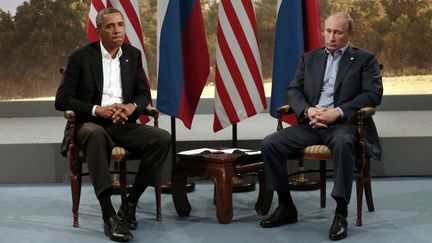 Barack Obama et Vladimir Poutine au&nbsp;sommet du G8 en Irlande du Nord, le 17 juin 2013. (© KEVIN LAMARQUE / REUTERS / X00157)