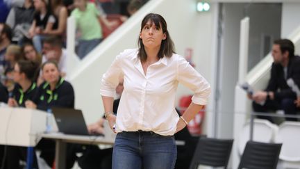 Lauriane Dolt, l'entraîneur de l'équipe masculine de Mulhouse (Nationale 1), l'une des rares femmes entraîneurs dans le basket professionnel en France, ici lors d'un match contre Le Havre le 6 mai 2022 (VINCENT VOEGTLIN / MAXPPP)