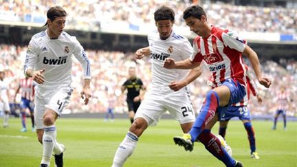 Le joueur de Gijon Daniel Carrico face aux joueurs du Real