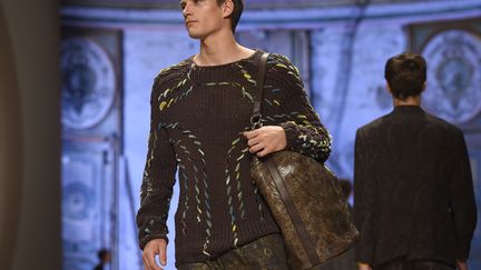 Chez Etro, point d'androgynie mais ce souci du mix hommes/femmes. Inspirée par l'oeuf, "symbole de la vie primordiale, union du mâle et de la femelle" pour le styliste Kean Etro, la collection est assez "ronde", "consensuelle" mais rien d'extravagant. On retrouve du vieux rose, du chocolat mordoré, du bleu électrique, du jaune doré et du crème, ainsi que le classique motif cachemire, et un jeu de transparences pour les chemises. Peu de bermudas mais des pantalons cigarette. Seules quelques chemises en soie révèlent un peu de peau en s'ouvrant presque jusqu'au nombril.
 (OLIVIER MORIN / AFP)