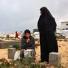 Une femme pleure devant la tombe d'un de ses proches, à Rafah, dans la bande de Gaza, le 10 avril 2024. (AFP)