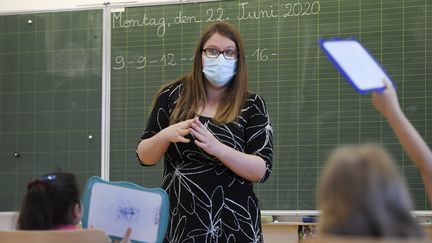 Une enseignante donne cours aux élèves de&nbsp;l'école élementaire de la Ziegelau, à Strasbourg, le 22 juin 2020. Photo d'illustration. (FREDERICK FLORIN / AFP)