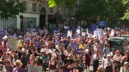 Droits des femmes : à l’appel des associations féministes, des milliers de personnes ont défilé contre l’extrême droite (FRANCEINFO)