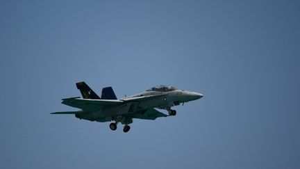 Un avion de chasse américain F-15 lors d'une démonstration au-dessus de Miami (Etats-Unis), le 25 mai 2024. (JESUS OLARTE / AFP)