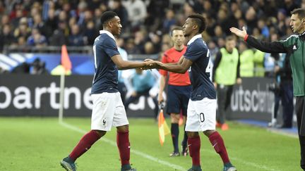 Anthony Martial (à gauche) cède sa place à Kinglsey Coman le 13 novembre 2015, lors de France-Allemagne. (JEAN MARIE HERVIO / DPPI MEDIA)