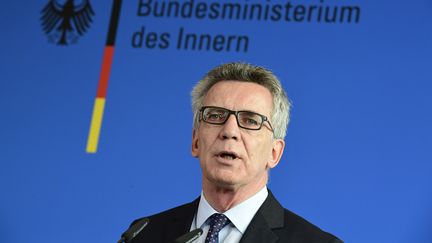 Le ministre de l'Intérieur allemand, Thomas de Maizière, a annoncé l'arrestation de trois Syriens en lien avec les attaques de Paris, lors d'une conférence de presse à Berlin, le 13 septembre 2016. (TOBIAS SCHWARZ / AFP)