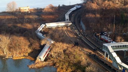 Un train de banlieue a d&eacute;raill&eacute; dans le Bronw, &agrave; New York, dimanche 1er d&eacute;cembre. (EDWIN VALERO / AP / SIPA)