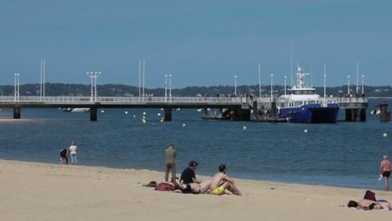 Un temps médiocre touche Arcachon et sa région. Si le soleil peut se présenter dans un ciel dégagé, les nuages font fuir les touristes. (France 2)